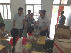 ��̩����֤ȯ��˾�����Сѧ��չ����һ����ͯ�ڽ�ǰο�ʻ